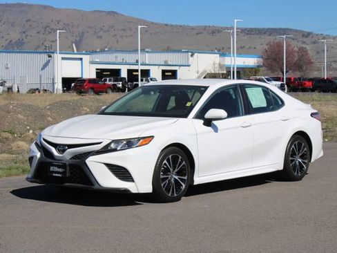 Used 2020 Toyota Camry SE w/ Carpet Mat Package image 8