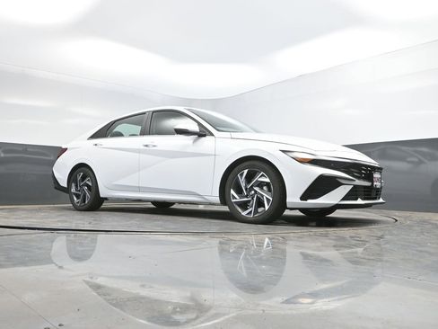 Used 2024 Hyundai Elantra Limited FWD image 32