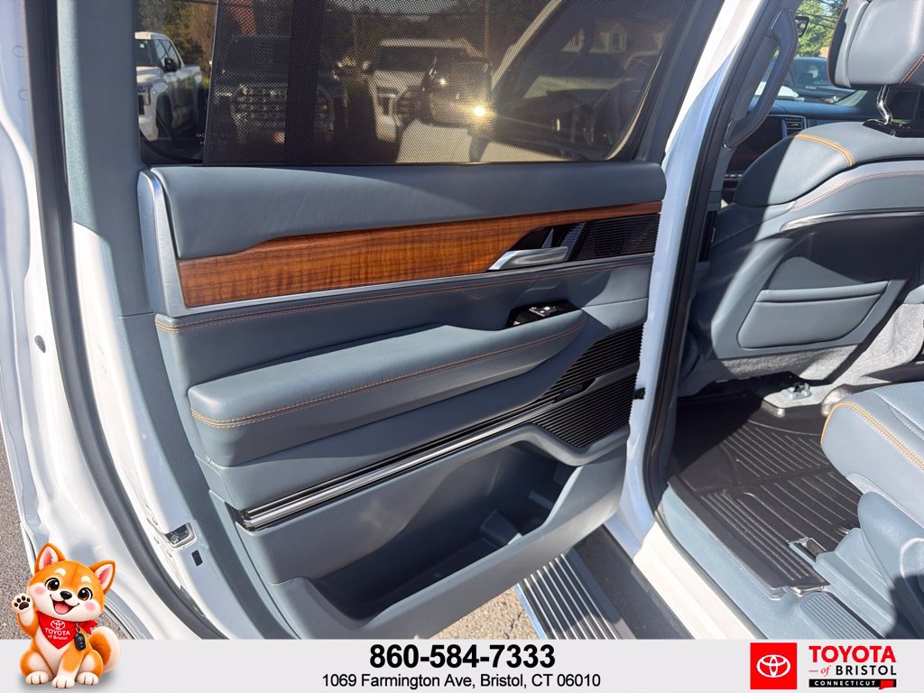 Used 2023 Jeep Grand Wagoneer Series III AWD/4WD image 30