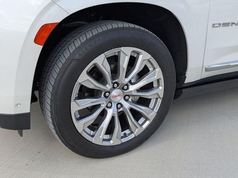 Used 2023 GMC Yukon XL Denali w/ Advanced Technology Package AWD/4WD image 9