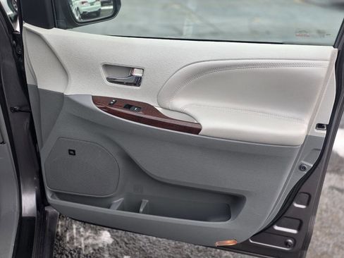 Used 2014 Toyota Sienna Limited image 11