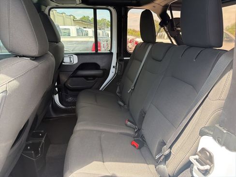 Used 2018 Jeep Wrangler Unlimited Sahara AWD/4WD image 18