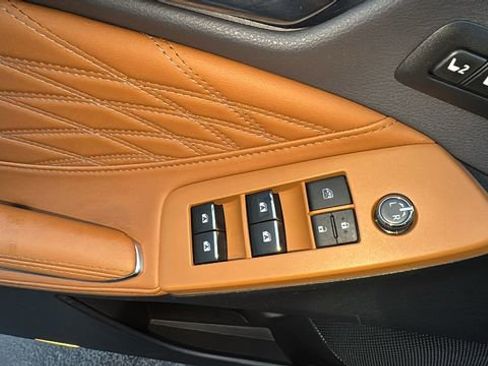 Used 2020 Toyota Avalon Limited image 12