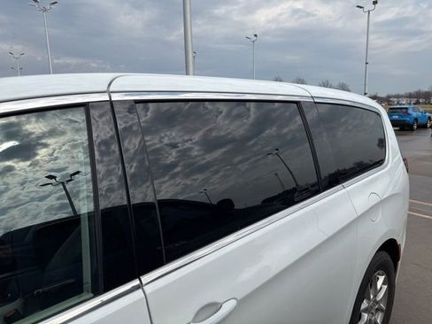 Used 2024 Chrysler Pacifica Touring-L image 31
