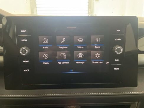 Certified 2025 Volkswagen Taos SE image 15