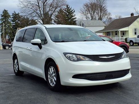 Used 2022 Chrysler Voyager LX FWD image 3