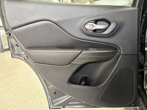 Used 2016 Jeep Cherokee Trailhawk w/ Comfort/Convenience Group image 21