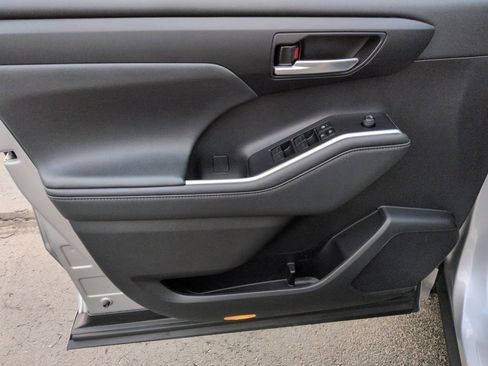 Used 2023 Toyota Highlander XLE image 10