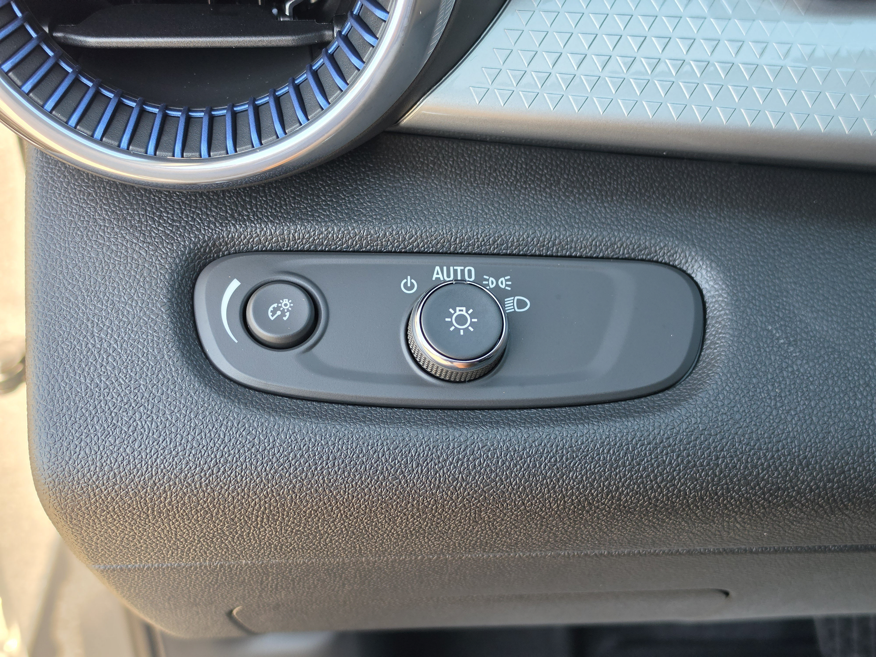 New 2026 Chevrolet Trax LT w/ Driver Confidence Package FWD image 31
