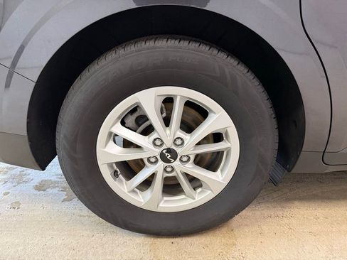 Used 2022 Kia Carnival LX image 31