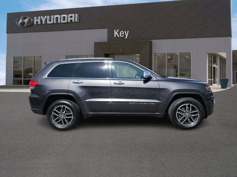 Used 2017 Jeep Grand Cherokee Limited w/ Luxury Group II image 3