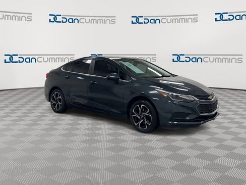 Used 2018 Chevrolet Cruze LT FWD image 2