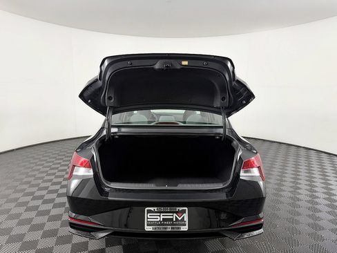 Used 2022 Hyundai Elantra SE FWD image 12