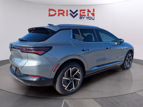 New 2025 Chevrolet Equinox EV LT image 6