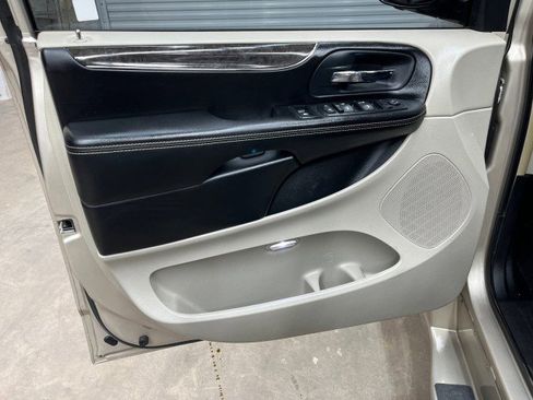 Used 2014 Chrysler Town & Country Touring image 24