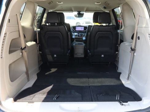 Used 2023 Chrysler Pacifica Touring-L FWD image 10