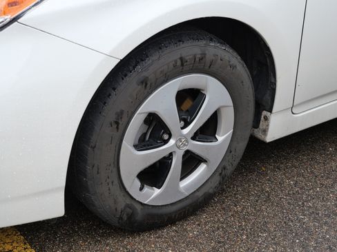Used 2014 Toyota Prius Three FWD image 4