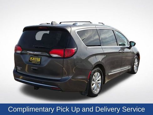 Used 2018 Chrysler Pacifica Touring-L FWD image 3