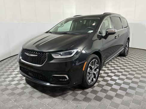 Used 2021 Chrysler Pacifica Limited w/ Uconnect Theater Family Group AWD/4WD image 4
