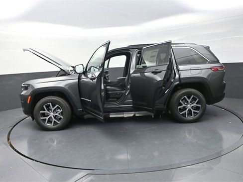 New 2025 Jeep Grand Cherokee Limited w/ Trailer Tow Package image 28