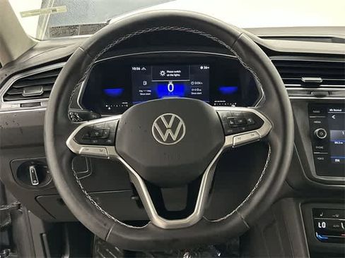 Certified 2022 Volkswagen Tiguan SE w/ Panoramic Sunroof Package image 9