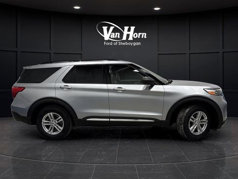 Used 2023 Ford Explorer XLT image 2