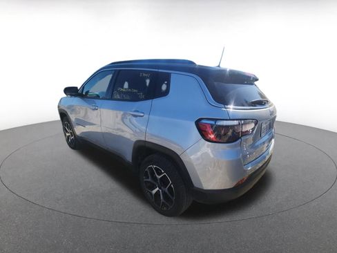 Used 2025 Jeep Compass Limited image 5