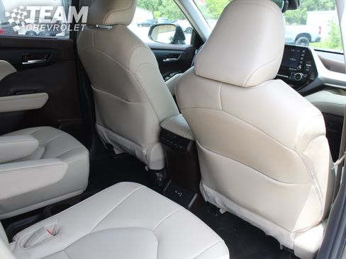 Used 2022 Toyota Highlander XLE AWD/4WD image 27