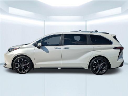 Used 2025 Toyota Sienna Platinum FWD image 2