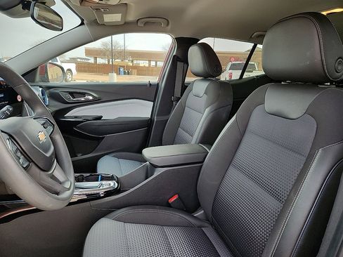 Used 2025 Chevrolet Trax LT image 7