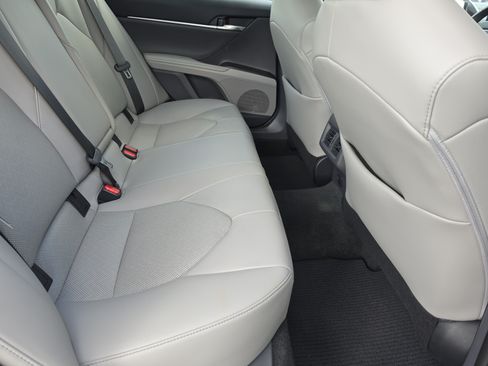 Used 2022 Toyota Camry XLE FWD image 11