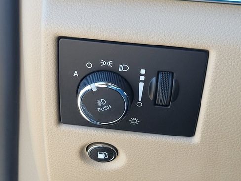 Used 2019 Jeep Grand Cherokee Limited image 27