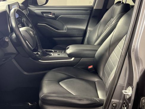 Used 2020 Toyota Highlander XLE image 14