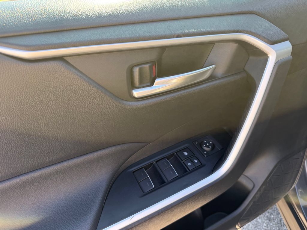 Used 2025 Toyota RAV4 XLE FWD image 17