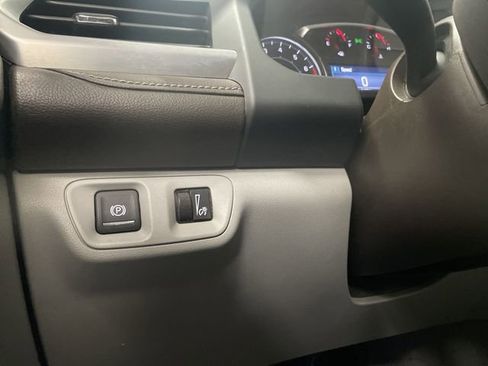 Used 2023 GMC Acadia SLE image 25