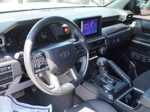 Used 2025 Toyota 4Runner SR5 AWD/4WD image 18