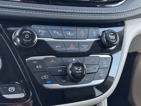 Used 2022 Chrysler Pacifica Limited image 21