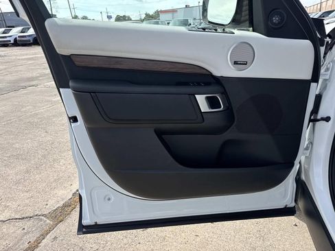 Used 2025 Land Rover Discovery S AWD/4WD image 18