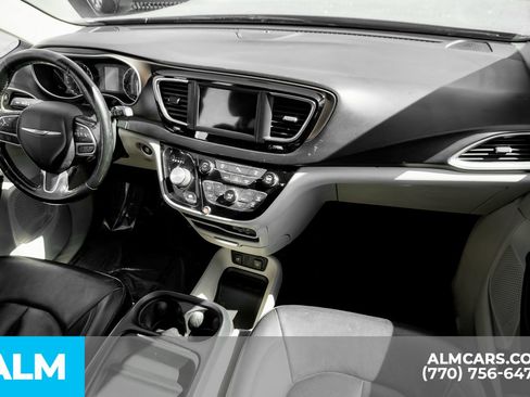 Used 2019 Chrysler Pacifica Touring-L image 28