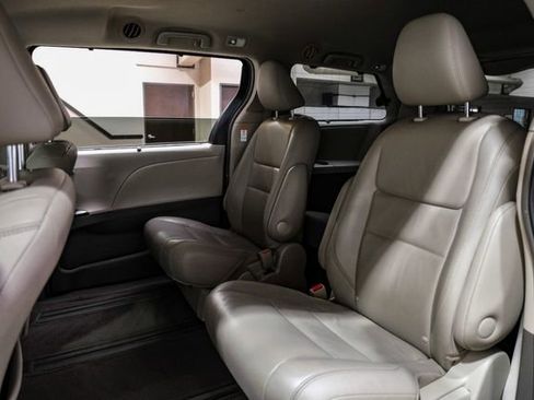 Used 2017 Toyota Sienna XLE Premium image 39