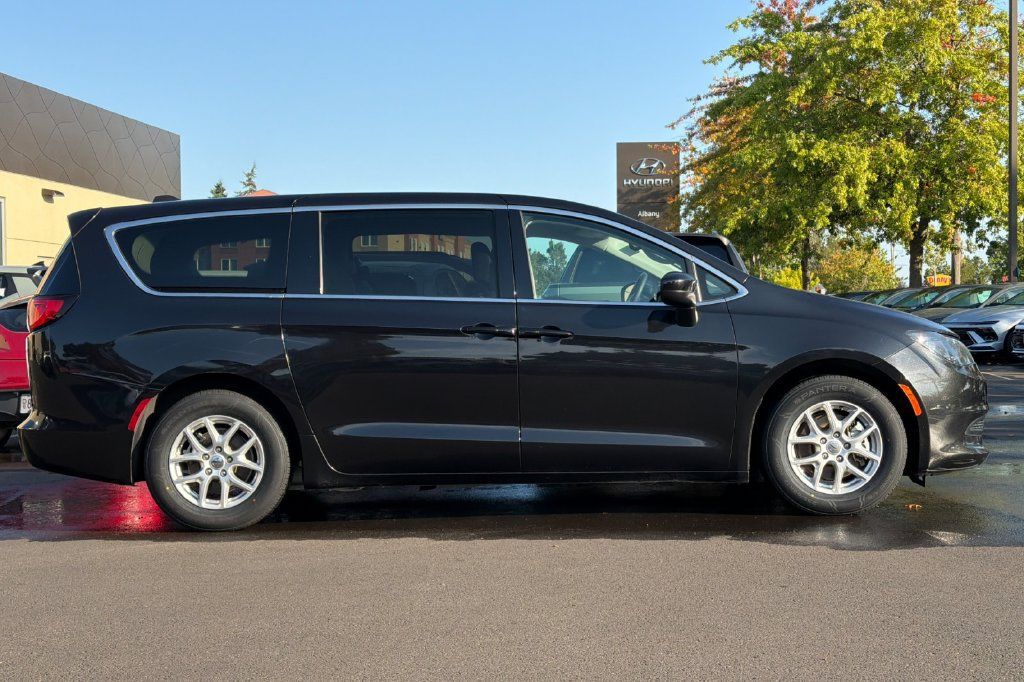 Used 2023 Chrysler Voyager LX FWD image 3