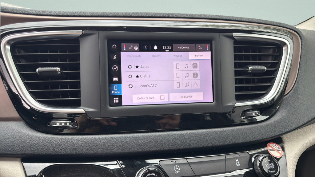 Used 2022 Chrysler Voyager LX FWD image 25