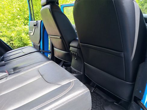 Used 2018 Jeep Wrangler Unlimited Rubicon w/ Connectivity Group image 11