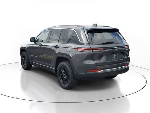 Used 2022 Jeep Grand Cherokee Laredo w/ Luxury Tech Group I AWD/4WD image 4