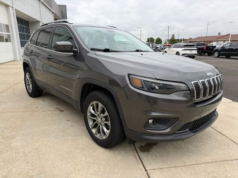 Used 2019 Jeep Cherokee Latitude Plus w/ Cold Weather Group AWD/4WD image 3
