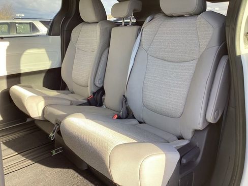 Used 2025 Toyota Sienna LE FWD image 15