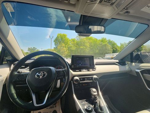 Used 2022 Toyota RAV4 XLE Premium image 20