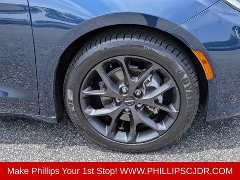 Certified 2022 Chrysler Pacifica Touring-L w/ S Appearance Package FWD image 10