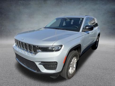 Used 2023 Jeep Grand Cherokee Laredo AWD/4WD image 3