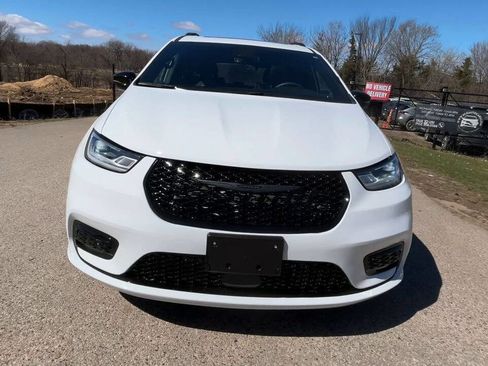 Used 2025 Chrysler Pacifica Limited image 3